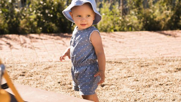 Comment choisir un combishort anti-UV pour bébé ?